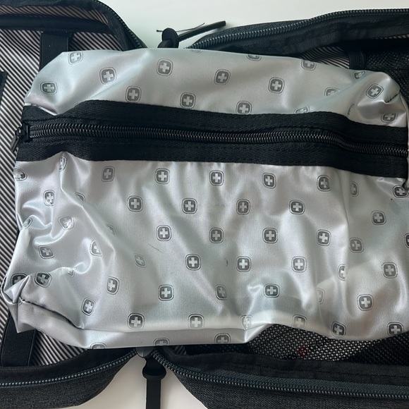 COPY - SwissGear Toiletry Tech Kit. NWT - Picture 6 of 10